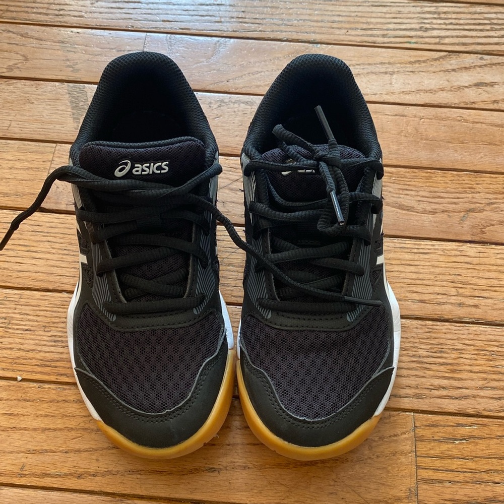 Girls upcourt 5 ASICS volleyball shoes size 2.5